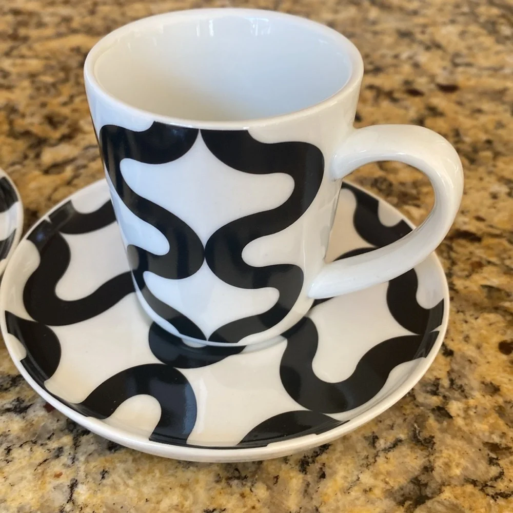 Crate & Barrel Black and White Demitasse Espresso Cup Set. 4 cups/4 saucers.